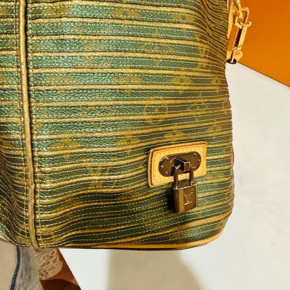 LV  Printemps Ete
2010 Bucket Noe Leather. Barely wore. Exquisite. No like it.! - Picture 5 of 11